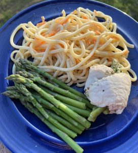 Blue plate with asparagus spears, chicken and bucatini pasta